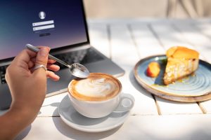 Kaffee trinken und im Internet surfen