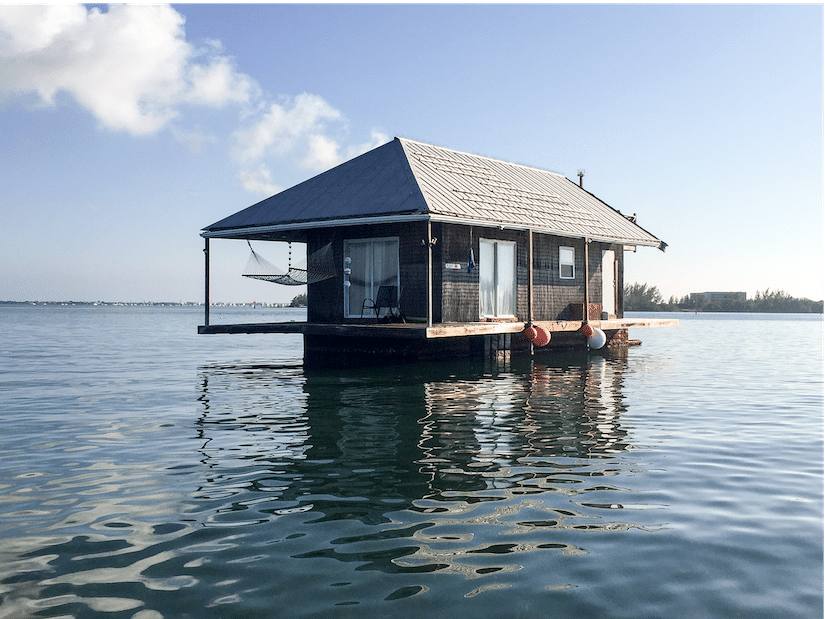 Hausboot mitten im See