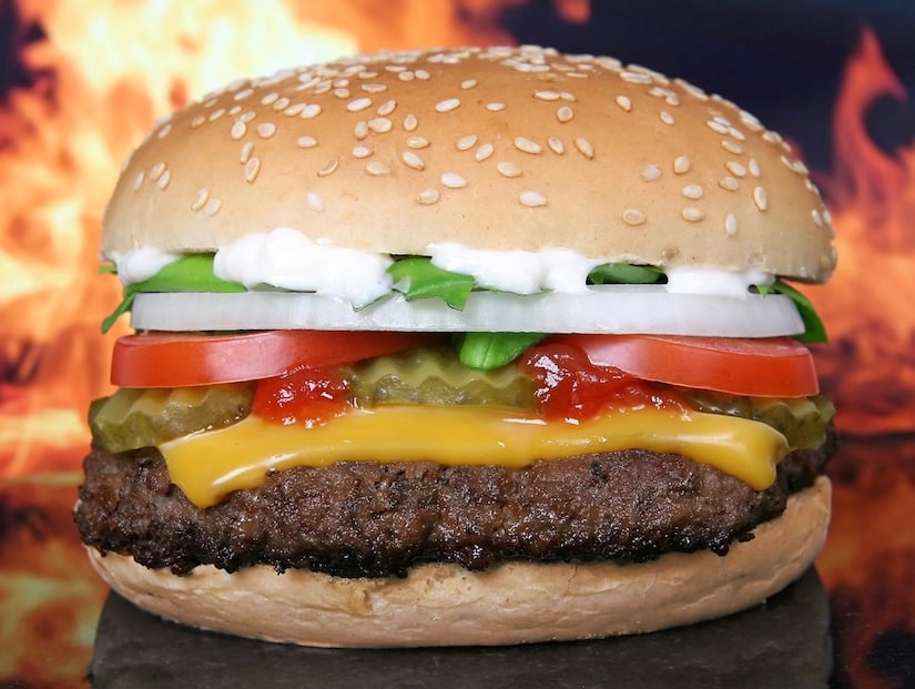 Ein Cheeseburger vor Flammen