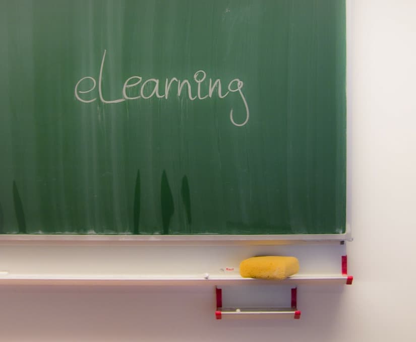 Schultafel mit dem Wort e-Learning in Kreide drauf geschrieben