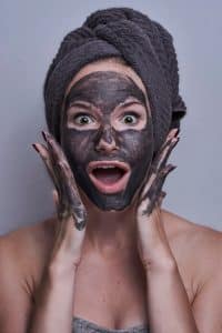 Magnet Masken im Test: Frau mit einer magnetischen Gesichtsmaske