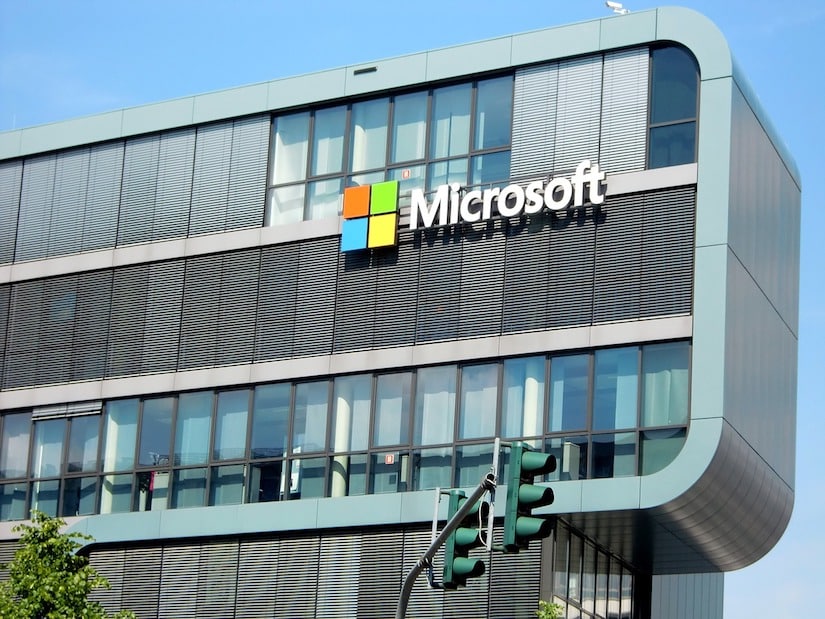 Blick auf ein Microsoft Logo an einem Gebäude angebracht