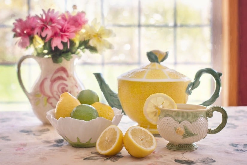 Kanne Tee mit Zitrone als Sinnbild für Hausmittel gegen Husten, Schnupfen und Erkältung