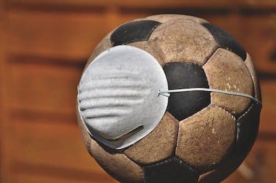 Bundesliga Corona: Fußball mit Mundschutz