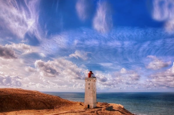 Leuchtturm am Strand von Dänemark im Sommerurlaub