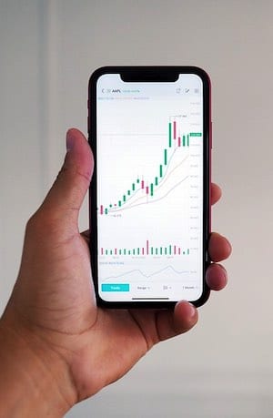 Aktienhandel mit dem Handy über eine Trading-App wie eToro