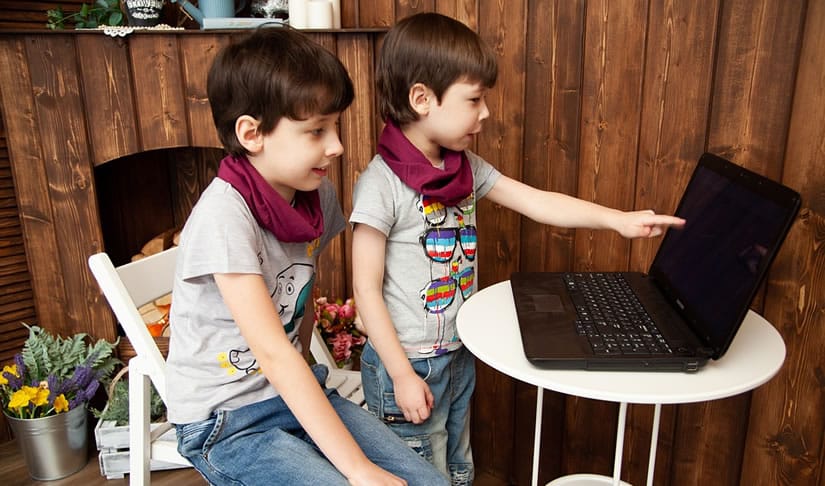 Kinder die im Internet surfen