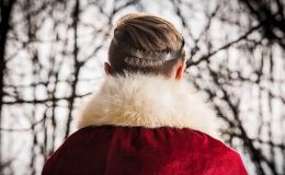 Ein Mann verkleidet als König Artus