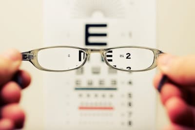Einen Sehtest beim Optiker machen