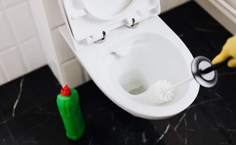 Toilette reinigen: die besten Haushaltstipps gegen Urinstein & Kalk