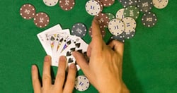 Spielzüge im Poker Spiel begründen