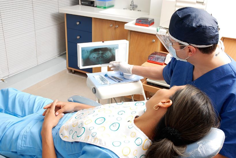 Es gibt verschiedene Entspannungstechniken, die bei der Zahnarztangst helfen können. 