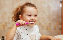 Zahngesundheit und Ernährung - Ein Mädchen beim Zähne putzen