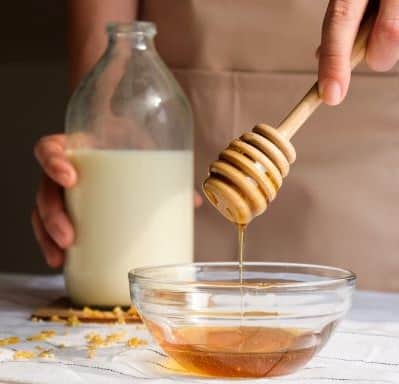 Hausmitteln gegen Erkältung Honig und Milch