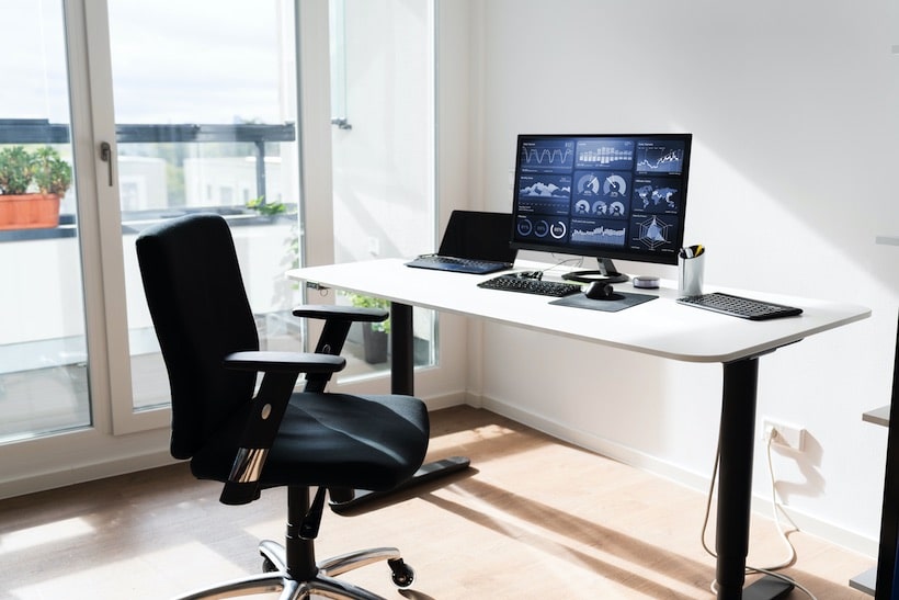 Der höhenverstellbare Schreibtisch ist ein Mehrwert für jeden Arbeitsplatz