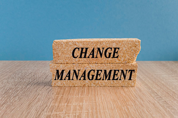 Die bekanntesten Modelle des Veränderungsmanagements stammen von Kurt Lewin und John P. Kotter