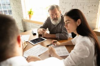 Ein kompetenter Immobilienmakler muss viel wissen
