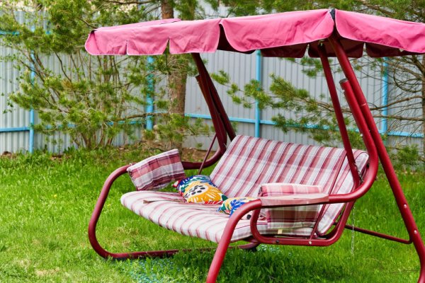 Hollywoodschaukeln sind zeitlose Outdoor-Sitzgelegenheiten, müssen aber optimal in den jeweiligen Garten passen
