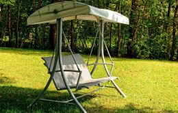 Hollywoodschaukel für den Garten: Welche Faktoren sollten beim Kauf berücksichtigt werden?