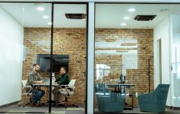 Raum-in-Raum-Lösung für das Büro: Wie schaffen Raum-in-Raum-Systeme eine optimale Akustik in Büroräumen?