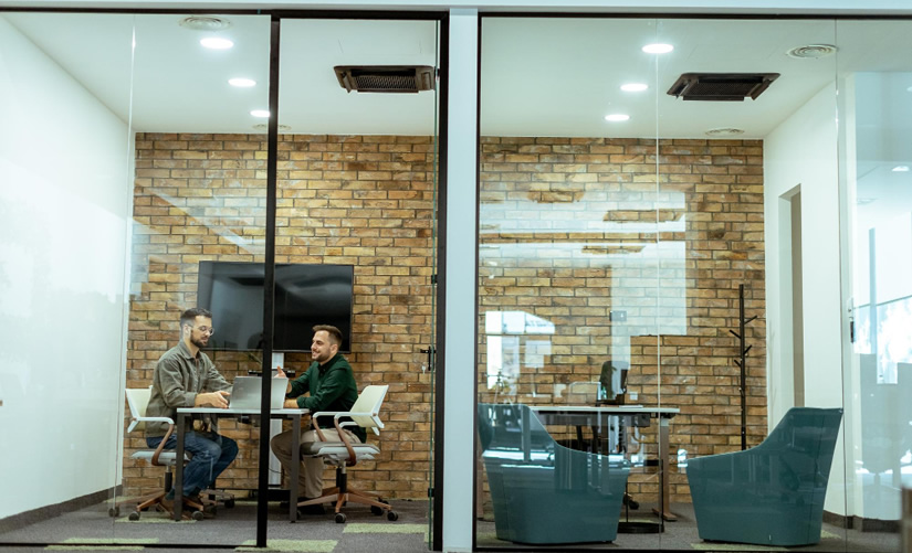 Raum-in-Raum-Lösung für das Büro: Wie schaffen Raum-in-Raum-Systeme eine optimale Akustik in Büroräumen?