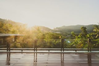Natürliche Terrassenböden kombinieren Wohnkomfort mit Gartenfreude