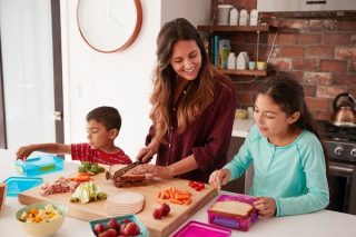 Lunchbox zusammen mit Kindern machen