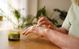 CBD in der Hautpflege: Akne, Schuppenflechte und Neurodermitis