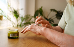 CBD in der Hautpflege: Akne, Schuppenflechte und Neurodermitis