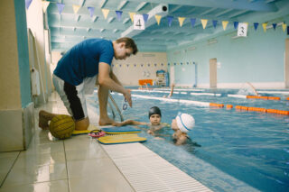 Zwei externe Schwimmlehrer für alle Schulen
