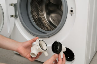 Kontrolle und ggf. Austausch der Ablass-/Pumpeinheit