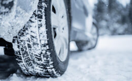 Winterreifen, Frostschutz, Starthilfe: So bleibt das Auto winterfit