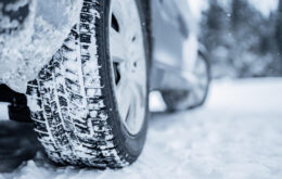 Winterreifen, Frostschutz, Starthilfe: So bleibt das Auto winterfit