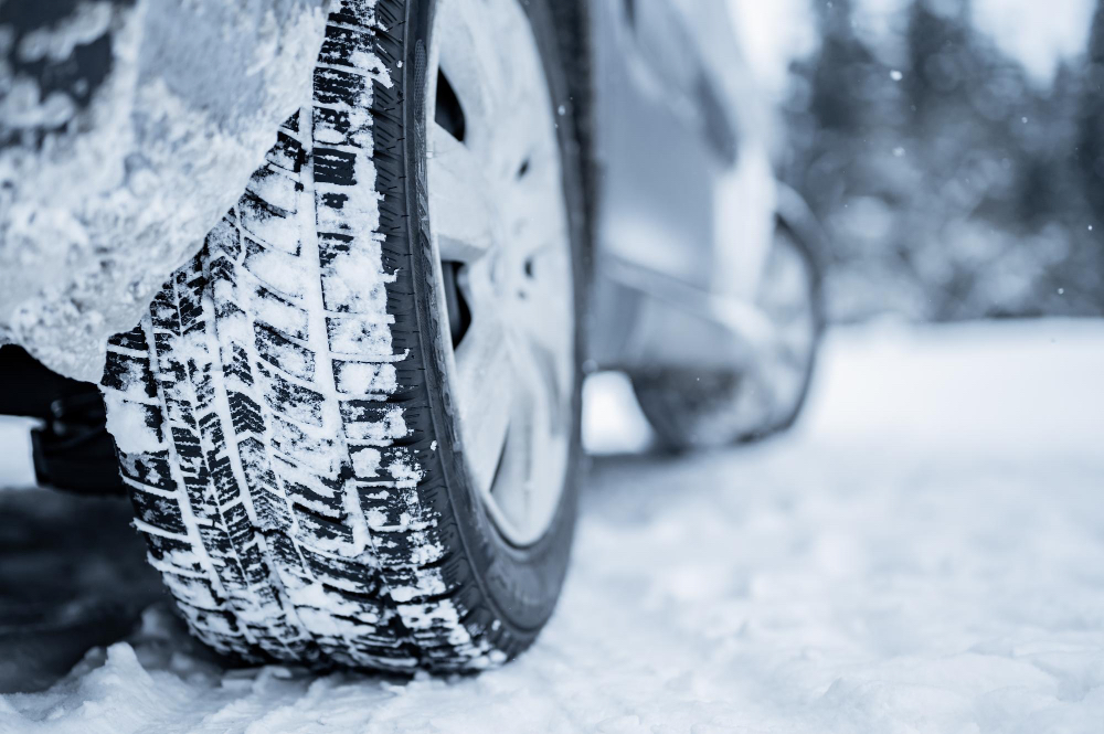 Winterreifen, Frostschutz, Starthilfe: So bleibt das Auto winterfit