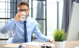 12 Prozent weniger Leistung: Was Flüssigkeitsmangel im Büro tatsächlich kostet