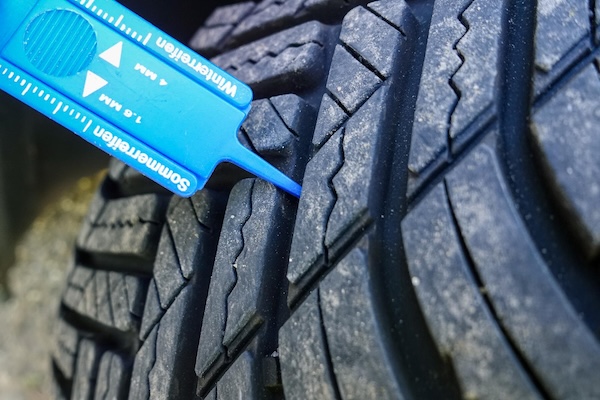 Profiltiefe bei den Winterreifen messen
