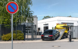 Wann darf man ein Auto vom eigenen Grundstück abschleppen lassen?