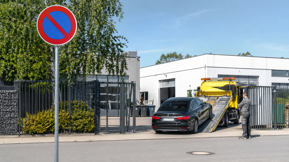 Wann darf man ein Auto vom eigenen Grundstück abschleppen lassen?