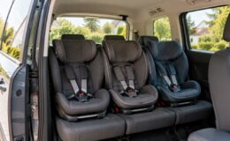 Drei Kindersitze auf der Rückbank: Welche Autos schaffen das wirklich?