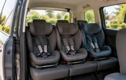 Drei Kindersitze auf der Rückbank: Welche Autos schaffen das wirklich?
