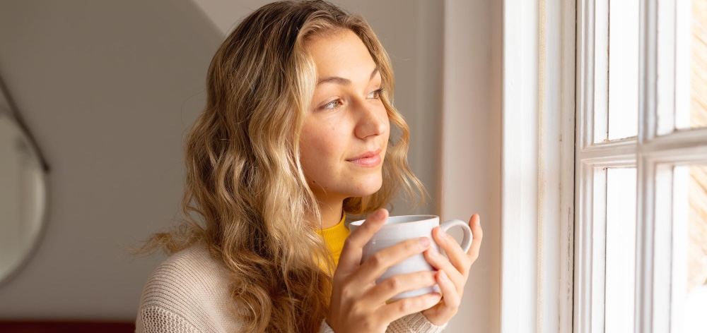 Tasse Kräutertee am frühen Morgen