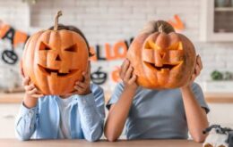 Halloween mit Kindern: Kürbis schnitzen Schritt für Schritt