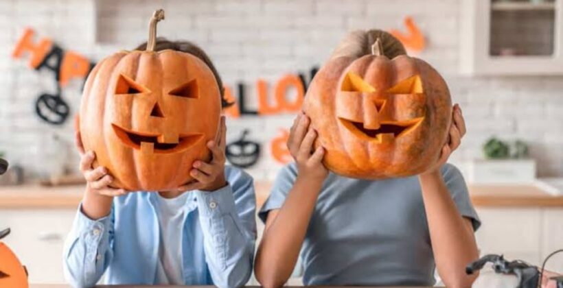 Halloween mit Kindern: Kürbis schnitzen Schritt für Schritt