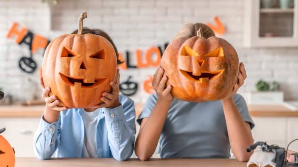 Halloween Kürbis schnitzen mit Kindern