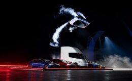 Tesla Roadster fliegt mit Kaltgasdüsen über eine Rampe in Texas
