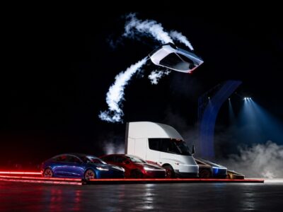 Tesla Roadster vorgestellt: Fliegendes Auto mit Raketendüsen