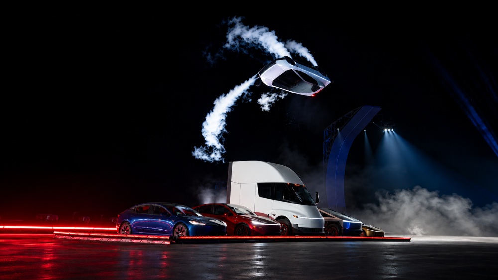 Tesla Roadster fliegt mit Kaltgasdüsen über eine Rampe in Texas